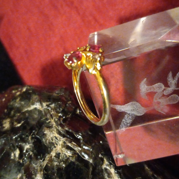 Gorgeous Avon ring with red and clear crystals. 7.5-8 ring sizer - Picture 3 of 6